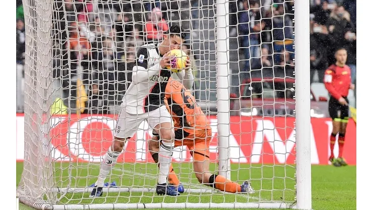 Foto de Cristiano Ronaldo besando un balón en Juventus.