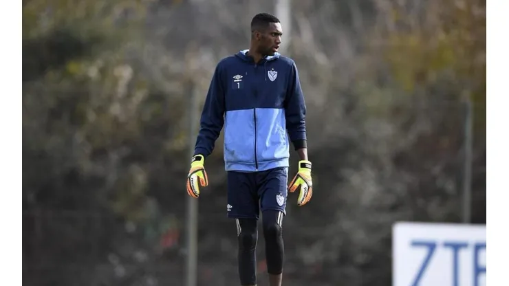 Alexander Domínguez durante un entrenamiento de Vélez.