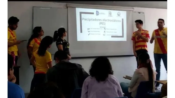 ¡Increíble! Estudiantes exponen con playera de Morelia antes de la semifinal