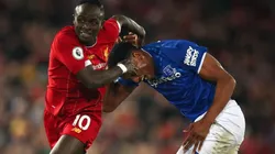 Sadio Mané y Yerry Mina en el clásico de Merseyside.