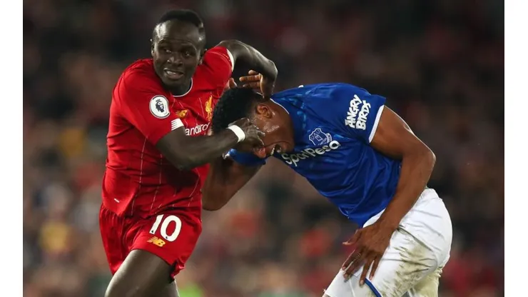 Sadio Mané y Yerry Mina en el clásico de Merseyside.