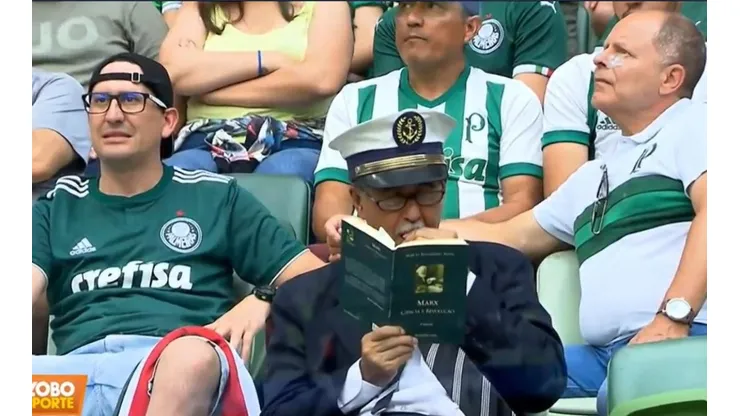Fue a la cancha a leer en modo de protesta, los hinchas se calentaron y lo terminaron echando