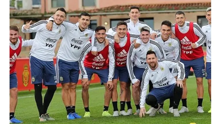 Alario metió foto en Instagram y sus compañeros comentaron para trollearlo