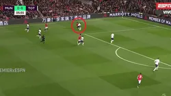 Grosero error de Dávinson Sánchez en el juego contra el Manchester United