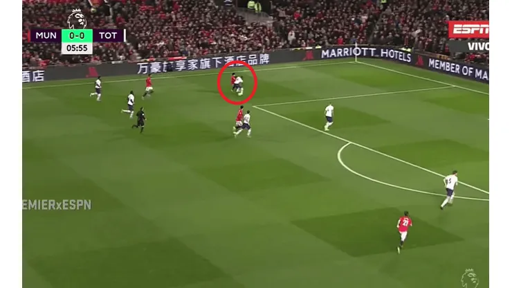 Grosero error de Dávinson Sánchez en el juego contra el Manchester United