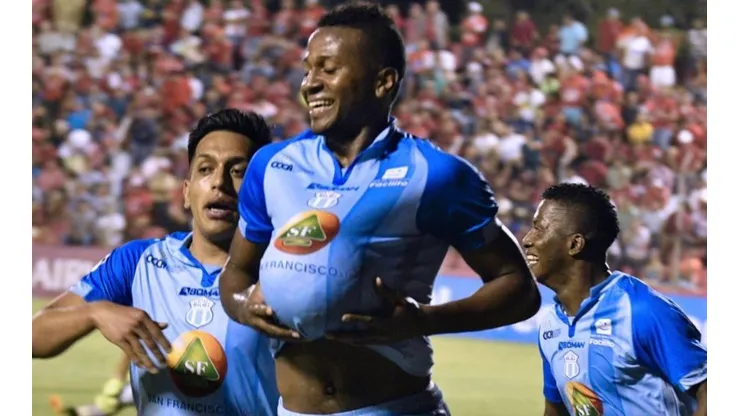 Michael Estrada festejando un gol en Macará.