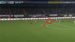 Desde ahí le pegó Glenn Bijl pero no sirvió para nada.