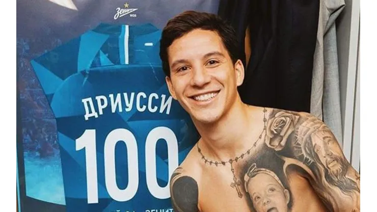 No damos más: Driussi imitó la foto de Messi con sus seis Balón de Oro