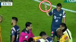 Paul Aguilar le levanta cuatro dedos a Diego Reyes