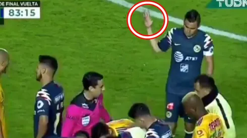 Paul Aguilar le levanta cuatro dedos a Diego Reyes