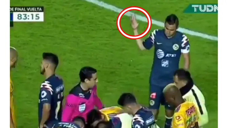 Paul Aguilar le levanta cuatro dedos a Diego Reyes