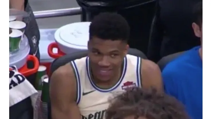 Antetokounmpo no tenía a quién besar en cámara y resolvió como un campeón