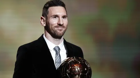 Lionel Messi con su sexto Balón de Oro.