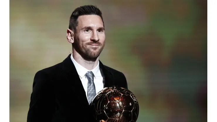 Lionel Messi con su sexto Balón de Oro.