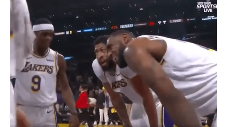 Vídeo: LeBron se picó con sus compañeros y los destrozó en el entretiempo
