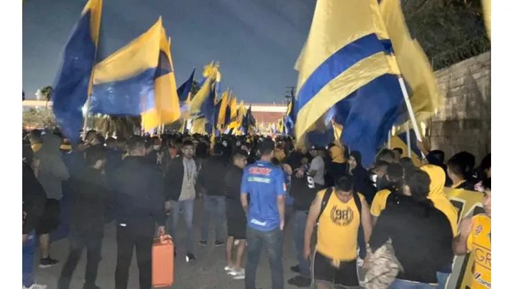 Una multitud de Tigres recibió al camión antes del duelo con América
