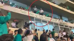 Dirigente del Deportivo Cali intercambiando insultos con los hinchas.