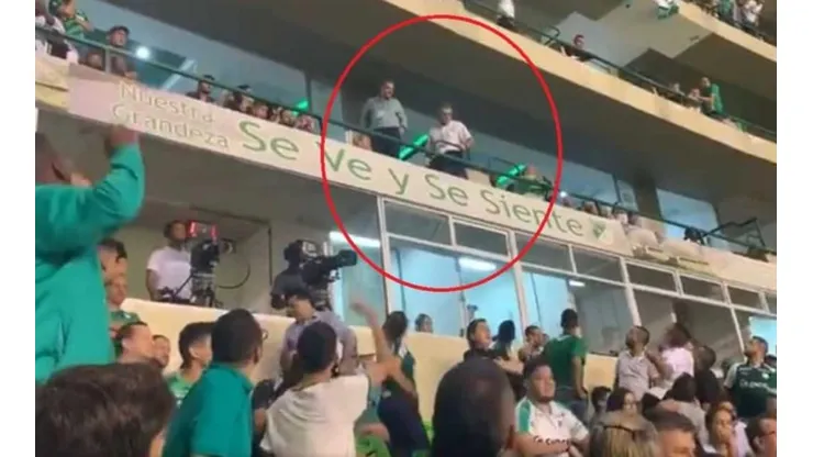 Dirigente del Deportivo Cali intercambiando insultos con los hinchas.