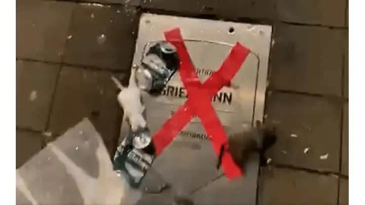 No fue bien recibido: hinchas del Atlético vandalizaron la placa de Griezmann