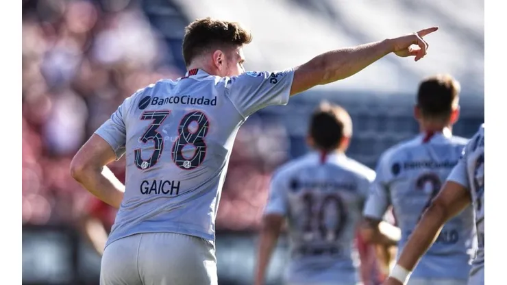 El festejo de Adolfo Gaich, la figura del partido.
