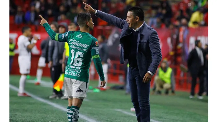 León quedó fuera insólitamente y Twitter castigó a Ambriz por "miedoso"