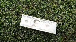 Las máscaras de Riquelme no pasaron pero sí los billetes con su rostro