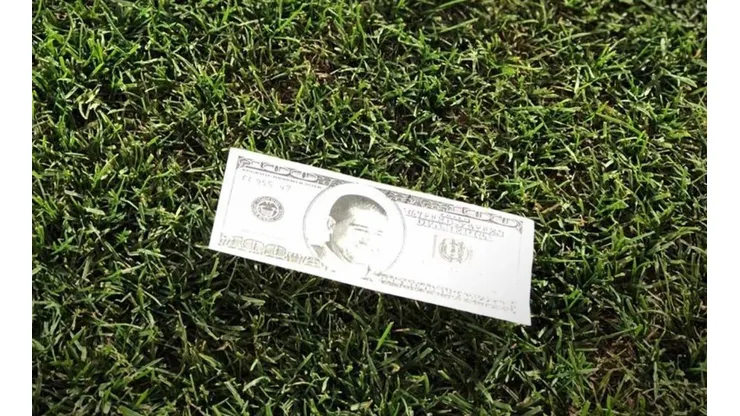 Las máscaras de Riquelme no pasaron pero sí los billetes con su rostro