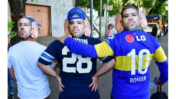 Los hinchas de Boca con las caretas de Riquelme.