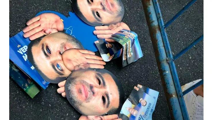 Polémica medida: no dejan ingresar las máscaras de Riquelme a la Bombonera
