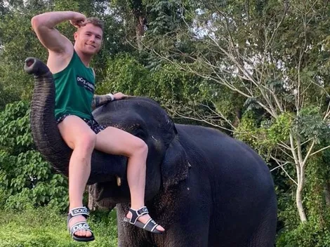 Canelo Álvarez está de viaje en Tailandia y ¡se subió a un elefante!