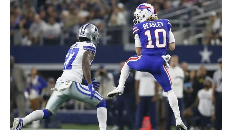 ¡La tenía guardada! Cole Beasley destruyó a los Cowboys dentro y fuera del campo.