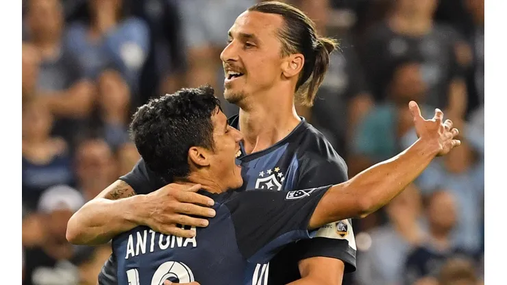 Apenas llegó al vestidor de Chivas, a Antuna le preguntaron por Zlatan