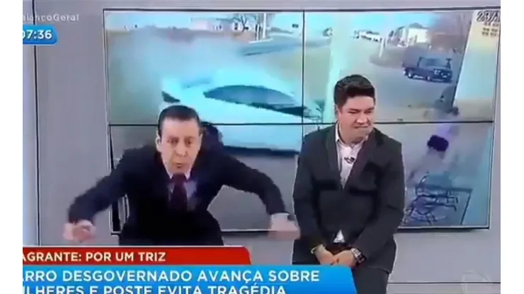 Video viral: contaban una noticia sin saber que detrás suyo había una pantalla diabólica