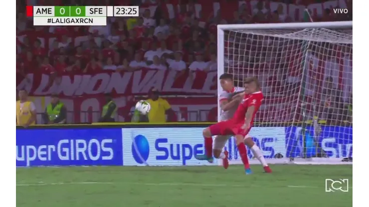 ¿Era penalti? Tumbaron a Michael Rangel, pero el árbitro no pitó nada
