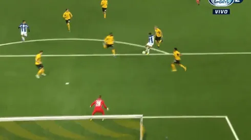 Tecatito Corona no podía creer el gol que falló para Porto