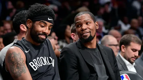 Kyrie Irving explotó en las redes y Kevin Durant lo defendió de un troll