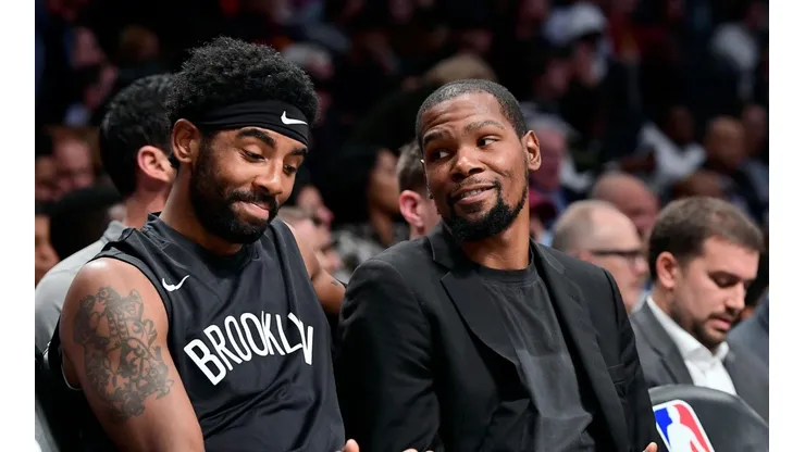 Kyrie Irving explotó en las redes y Kevin Durant lo defendió de un troll