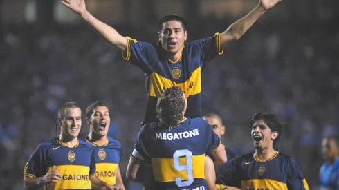 Desapareció un cuadro de Riquelme que estaba colgado en la Bombonera