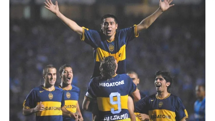 Desapareció un cuadro de Riquelme que estaba colgado en la Bombonera
