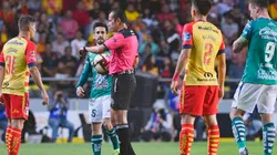 Insólito: el árbitro mandó a Morelia y León a los vestidores por el grito homofóbico en las tribunas