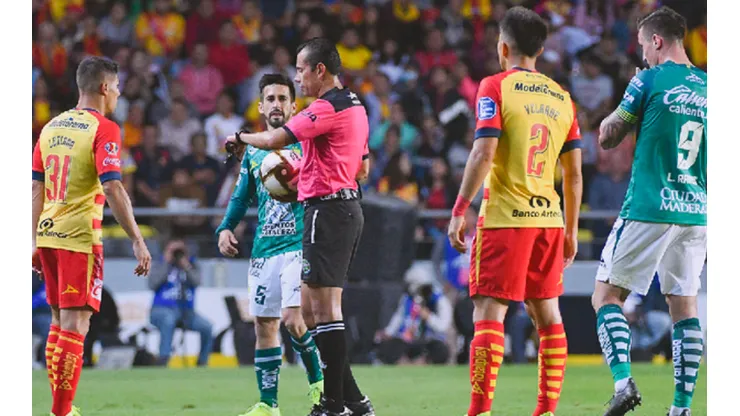 Insólito: el árbitro mandó a Morelia y León a los vestidores por el grito homofóbico en las tribunas