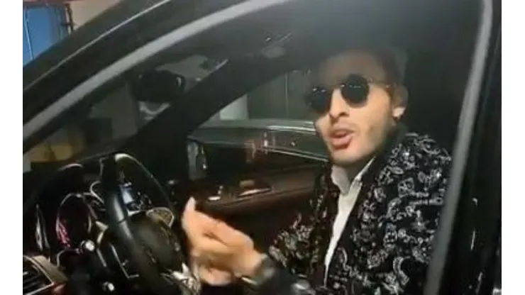 Vega baila en la cancha y en su auto.
