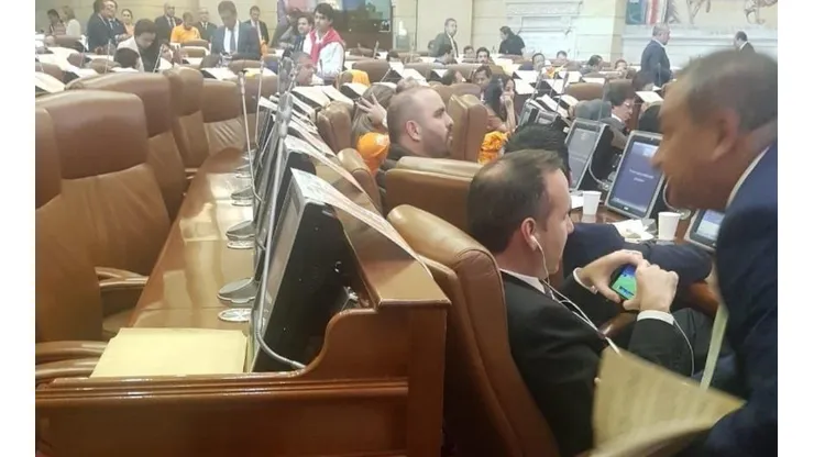 Congresista veía la Champions mientras se discutía la reforma tributaria
