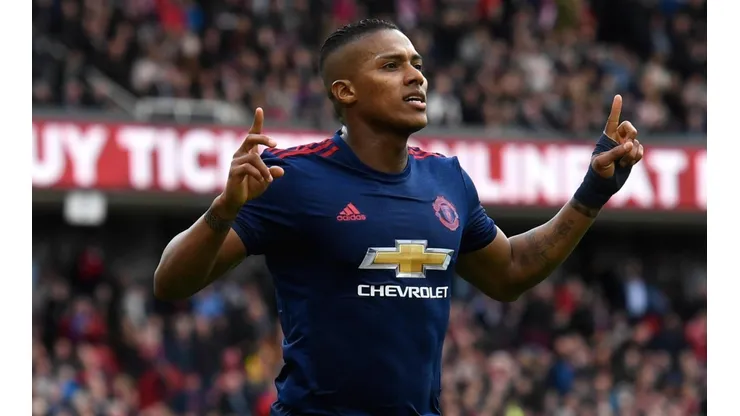 Antonio Valencia con la camiseta de Manchester United.