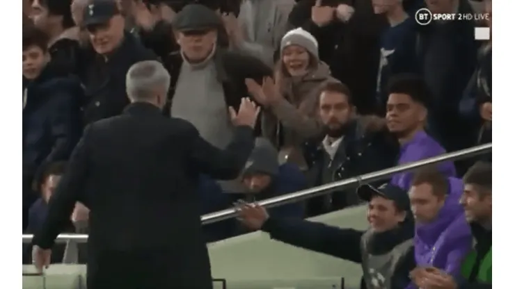 El alcanzapelotas jugó rápido, Tottenham hizo el gol y Mourinho lo felicitó