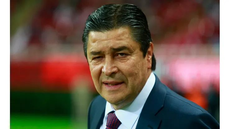 Luis Fernando Tena tiene el apoyo de Ricardo Peláez para seguir al mando del equipo.