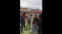 El arma de fuego se aprecia en el video.