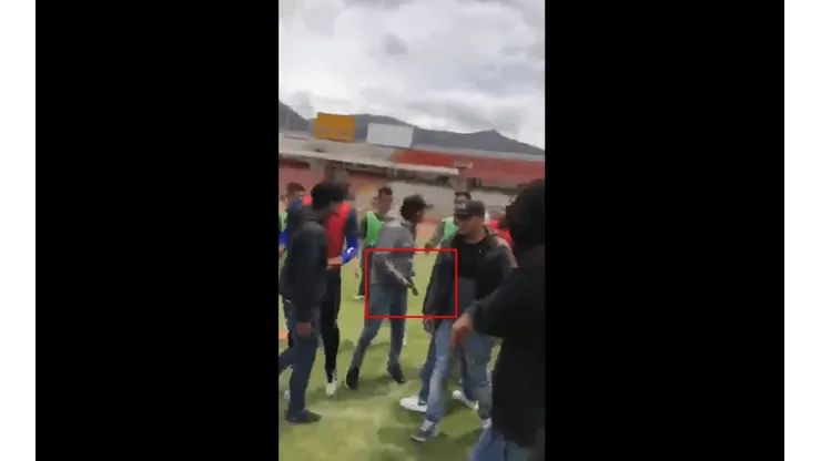 El arma de fuego se aprecia en el video.