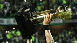 El bonito trofeo de la Recopa Sudamericana.