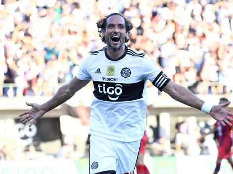 Cuatro goles del eterno Santa Cruz para que Olimpia le gane el clásico a Cerro